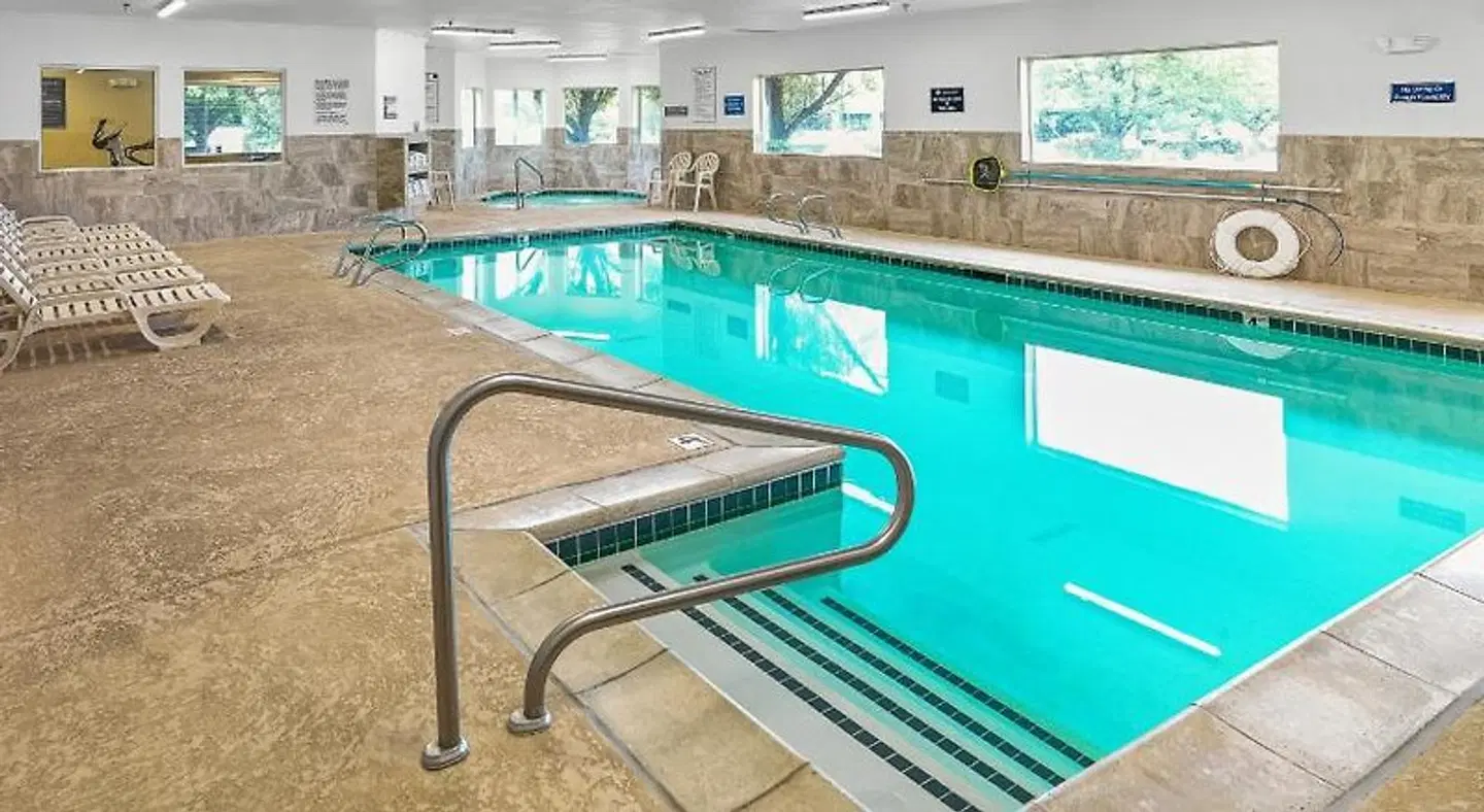 Crystal Inn Hotel & Suites - Midvalley Hallenbad