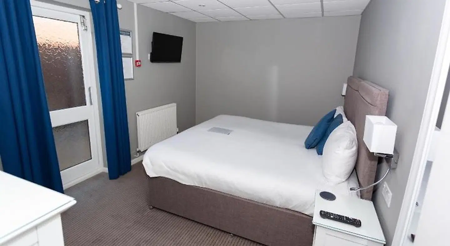 The Little Thatch Hotel Gloucester ROOM_EXAMPLE