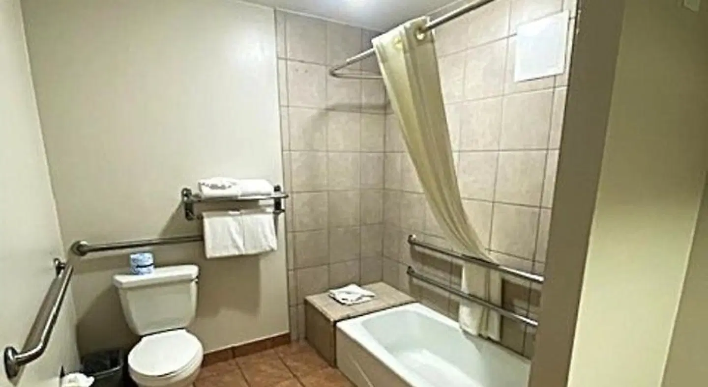 Stanford Inn & Suites Anaheim Badezimmer