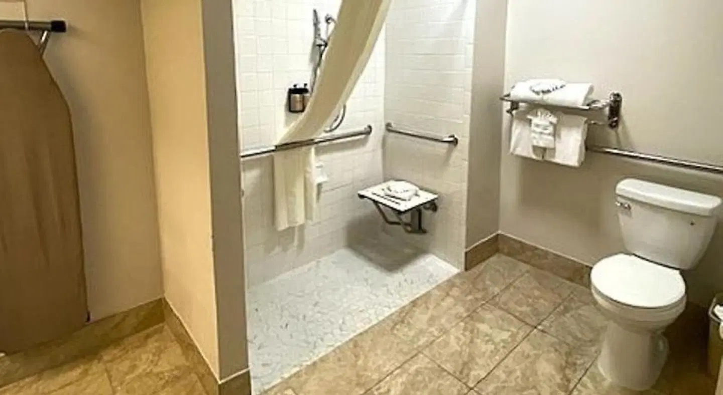 Stanford Inn & Suites Anaheim Badezimmer