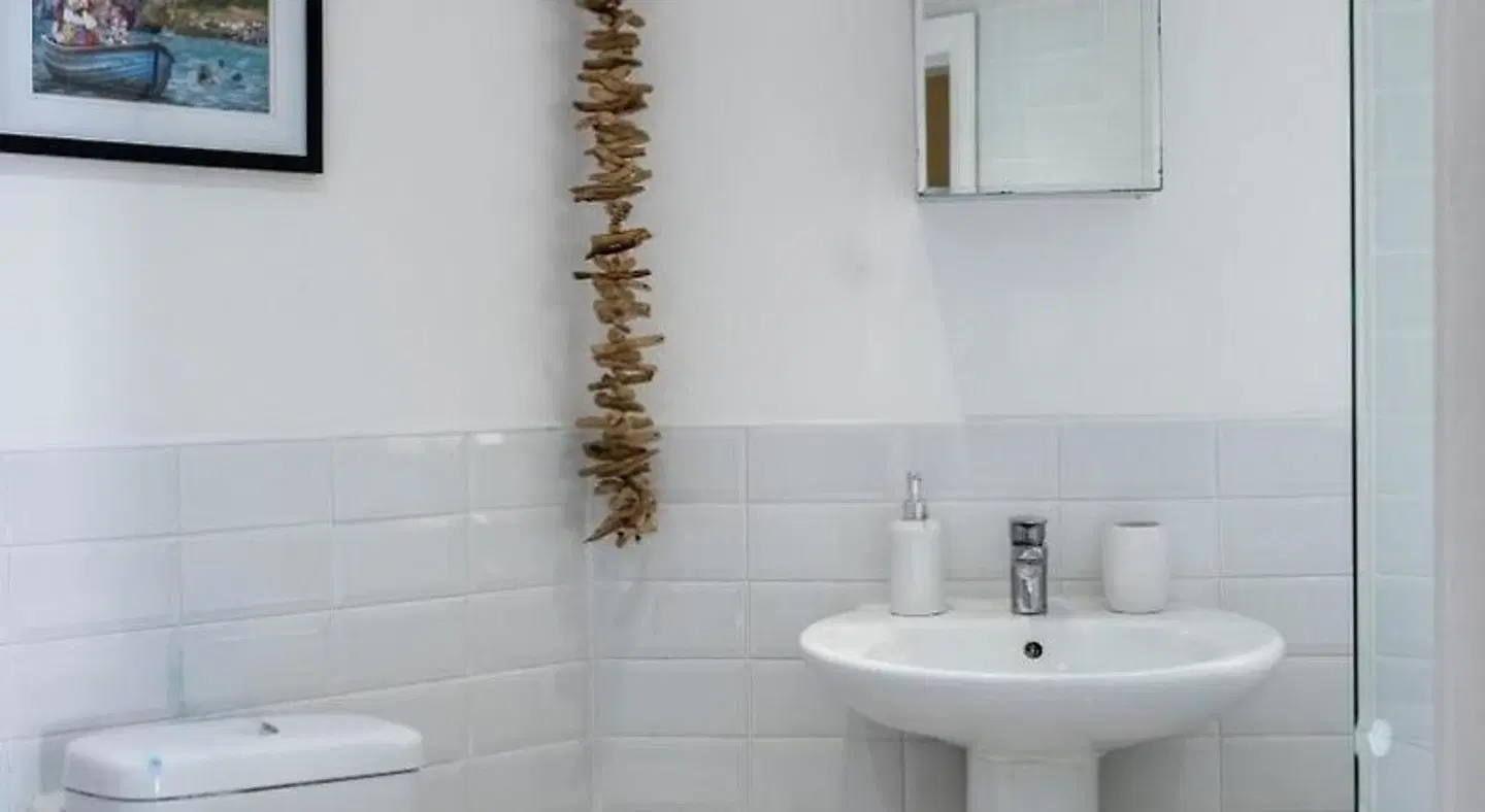 Superb Cintra Beachside Apartments Badezimmer