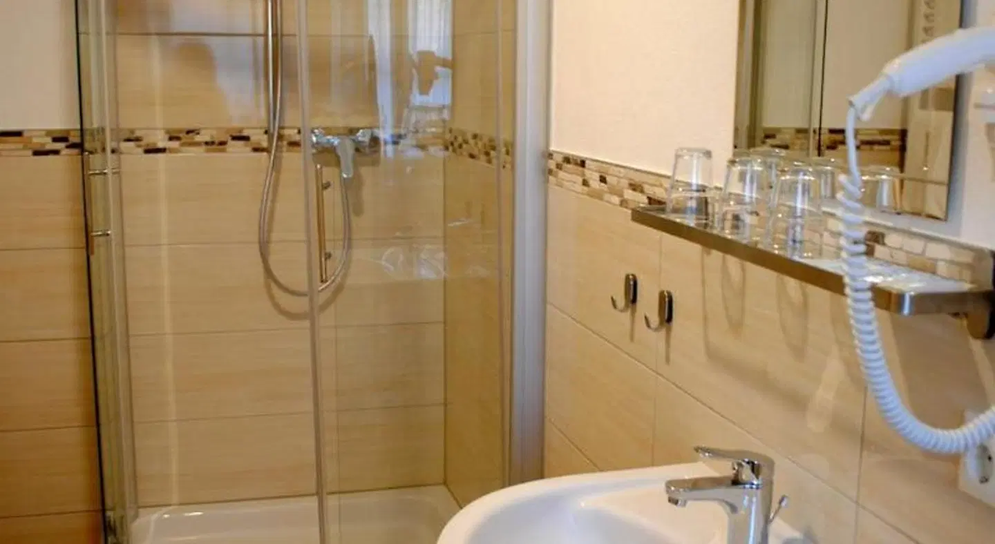 Hocher Hotel & Cafe Badezimmer