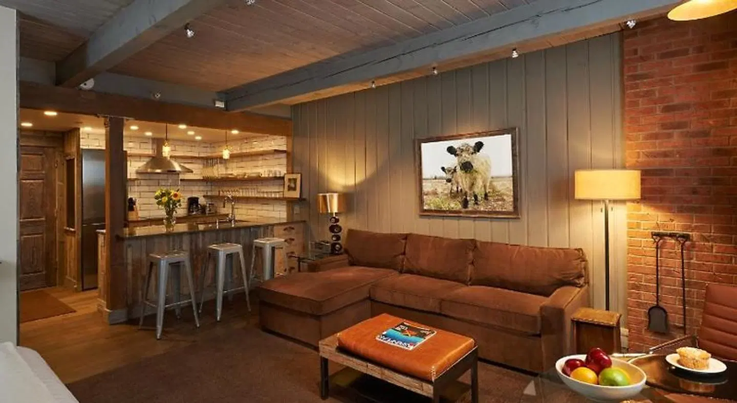 Aspen Square Condominium Hotel Bar