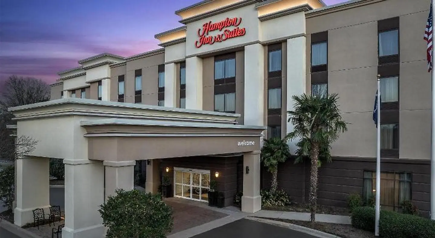 Hampton Inn & Suites Clinton EXTERIOR