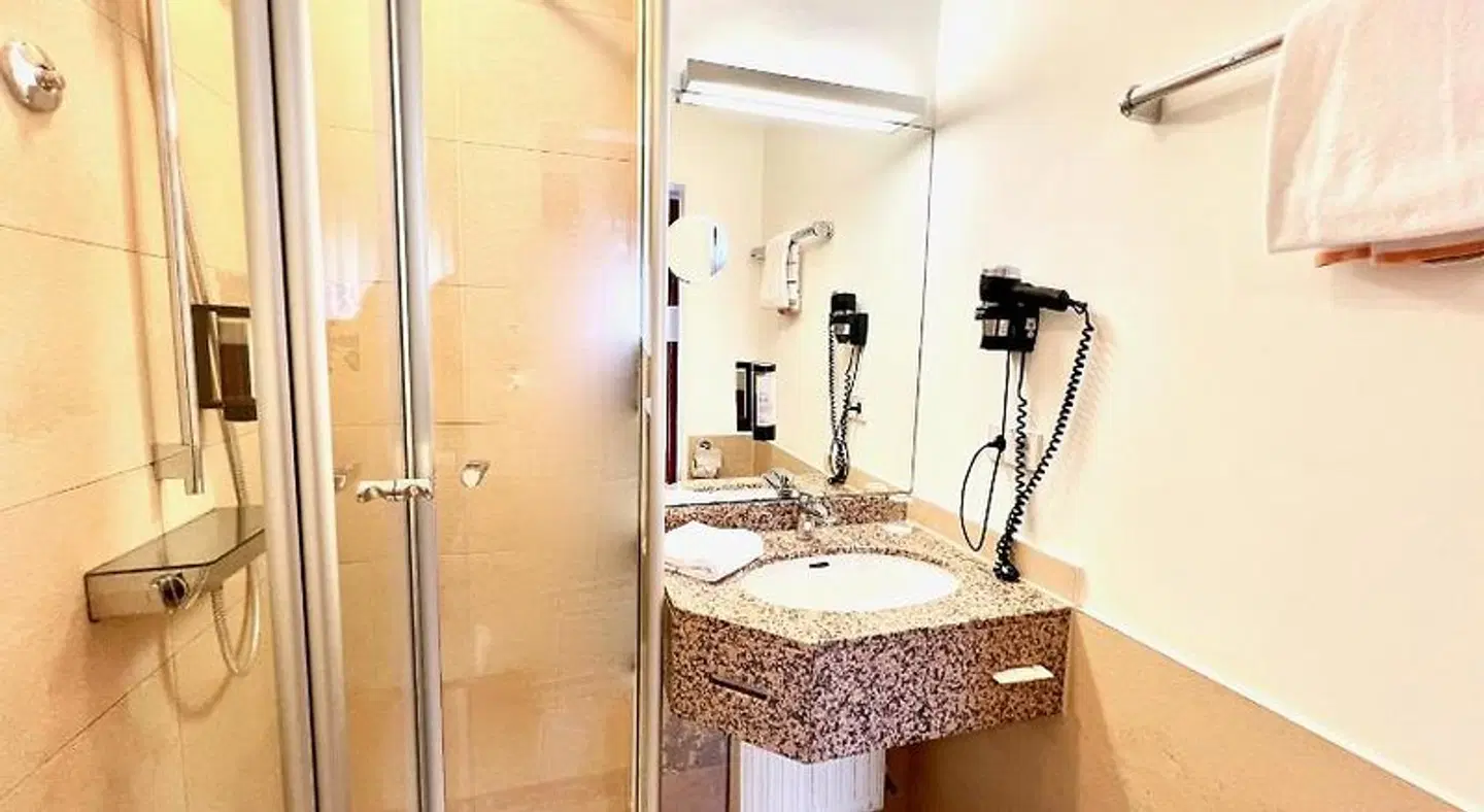ACHAT Hotel SchreiberHof Aschheim Badezimmer