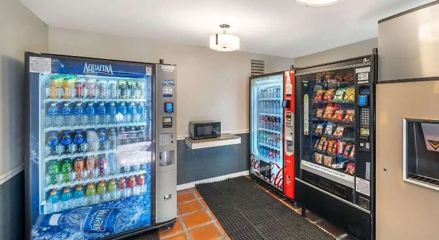 Best Western Plus Carpinteria Bar