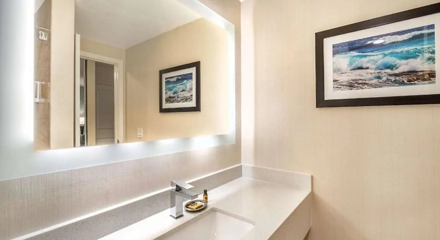 Best Western Plus Carpinteria Badezimmer