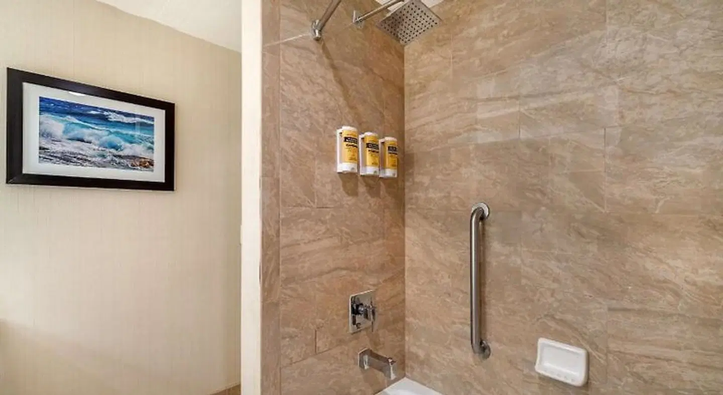Best Western Plus Carpinteria Badezimmer