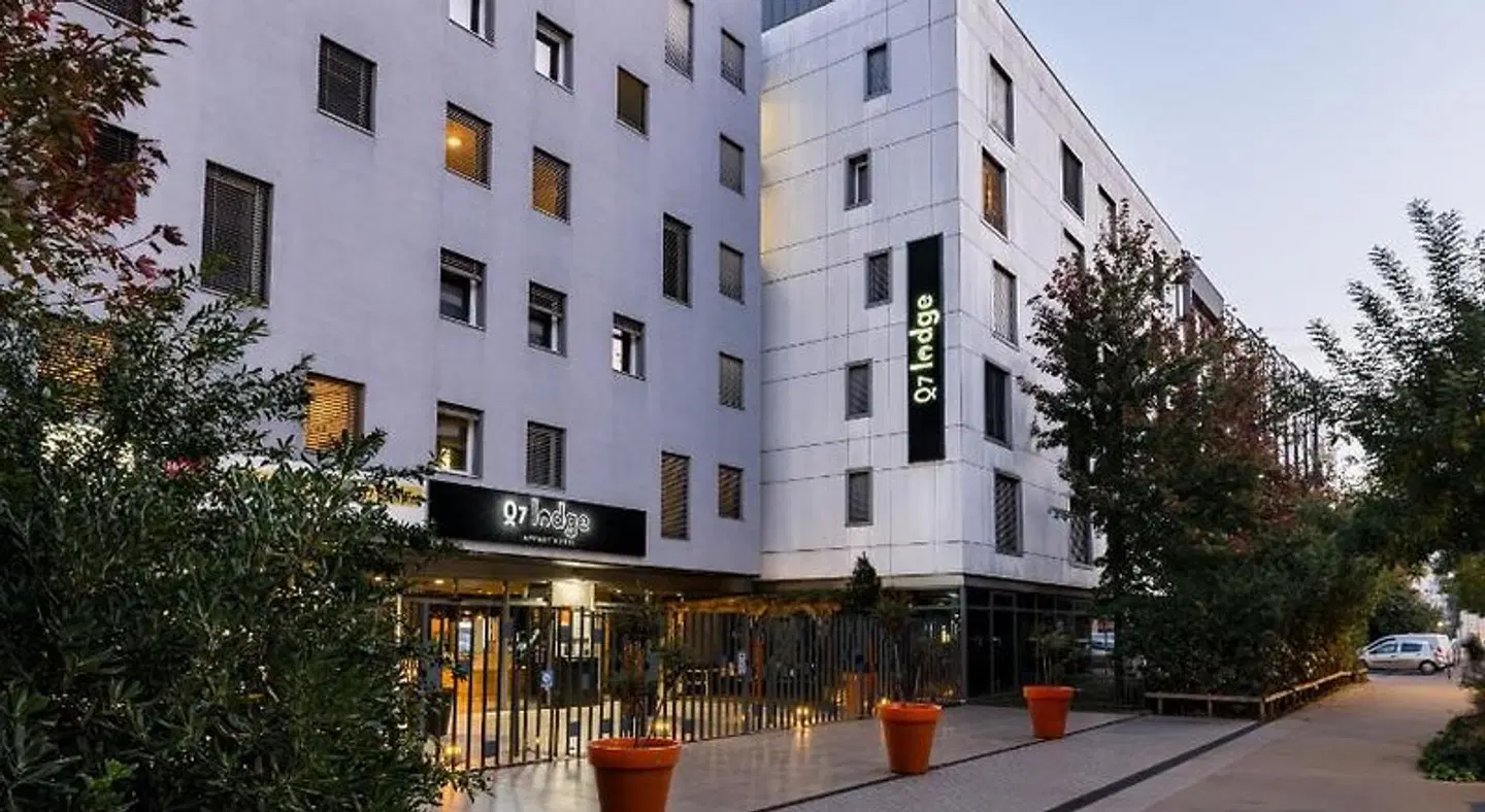 Quality Suites Lyon 7 Lodge EXTERIOR