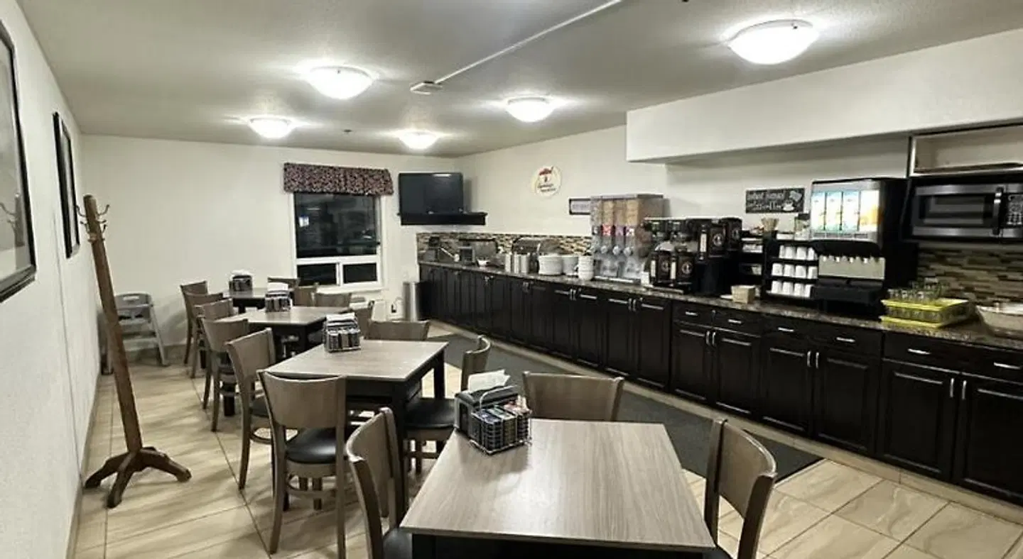 Super 8 by Wyndham Dawson Creek Bar