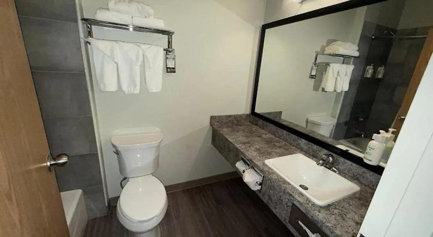 Super 8 by Wyndham Fort St. John BC Badezimmer