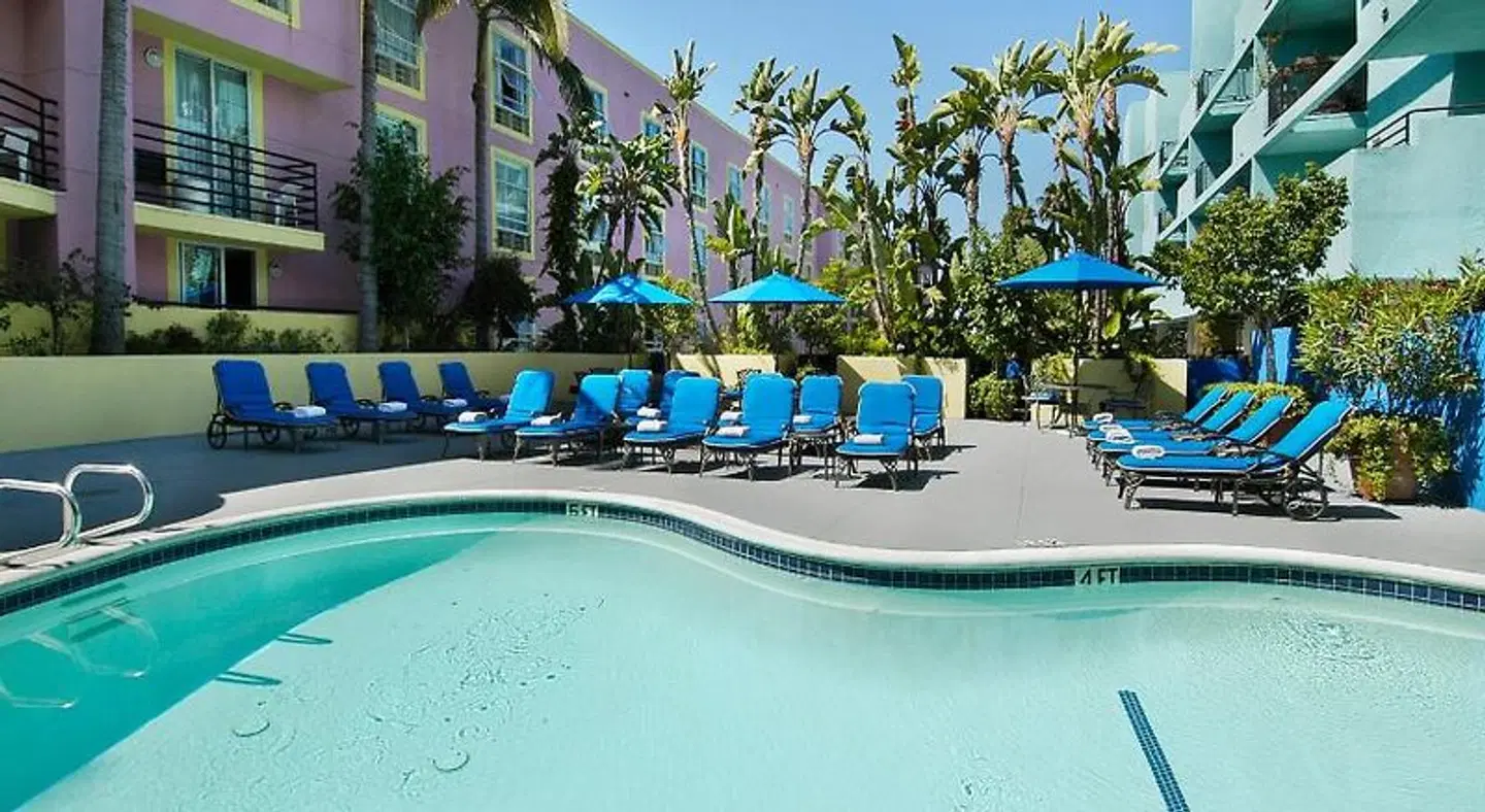 Ramada Plaza West Hollywood Hotel and Suites OUTDOOR_POOL