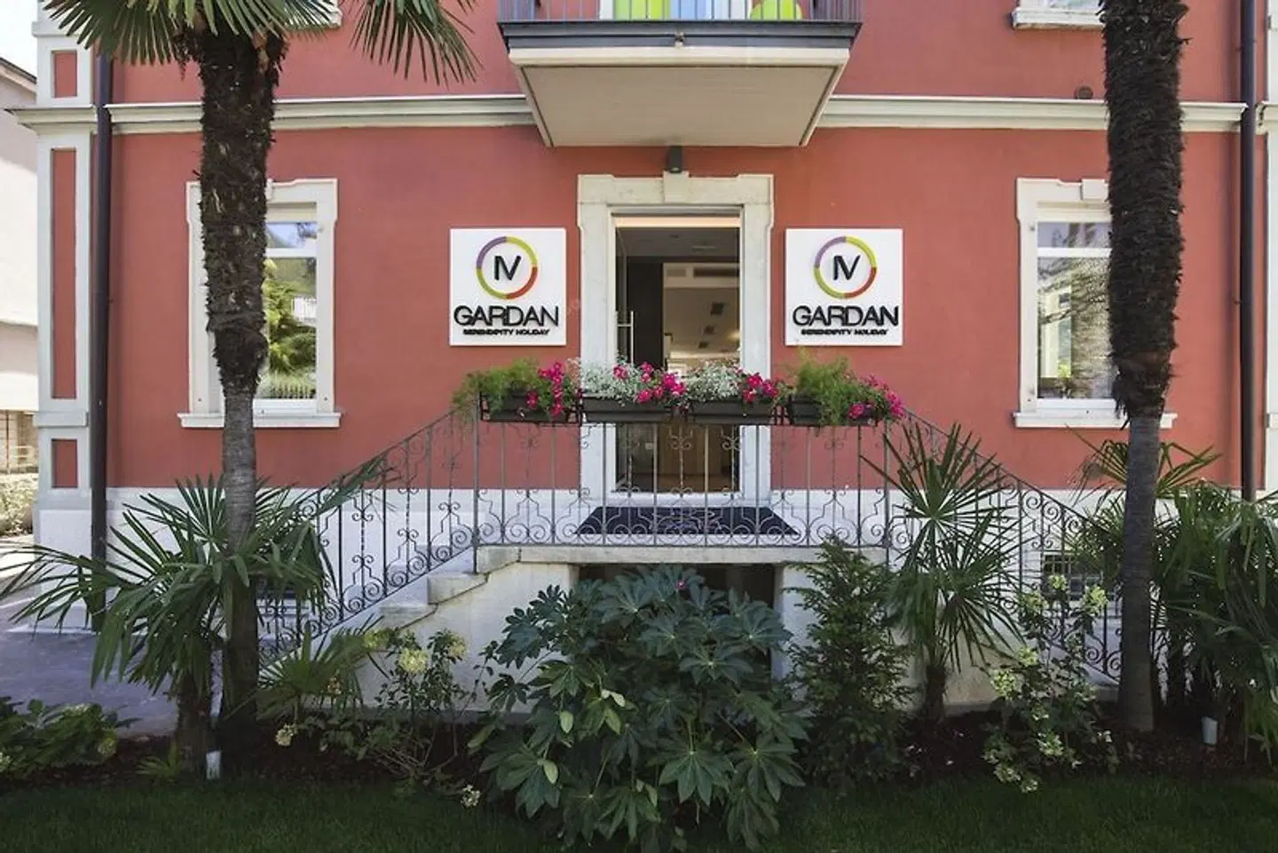 Holiday IV Gardan EXTERIOR