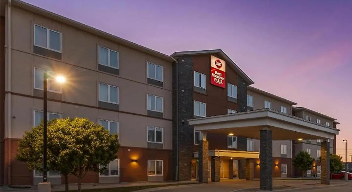 Best Western Plus Winnipeg West EXTERIOR