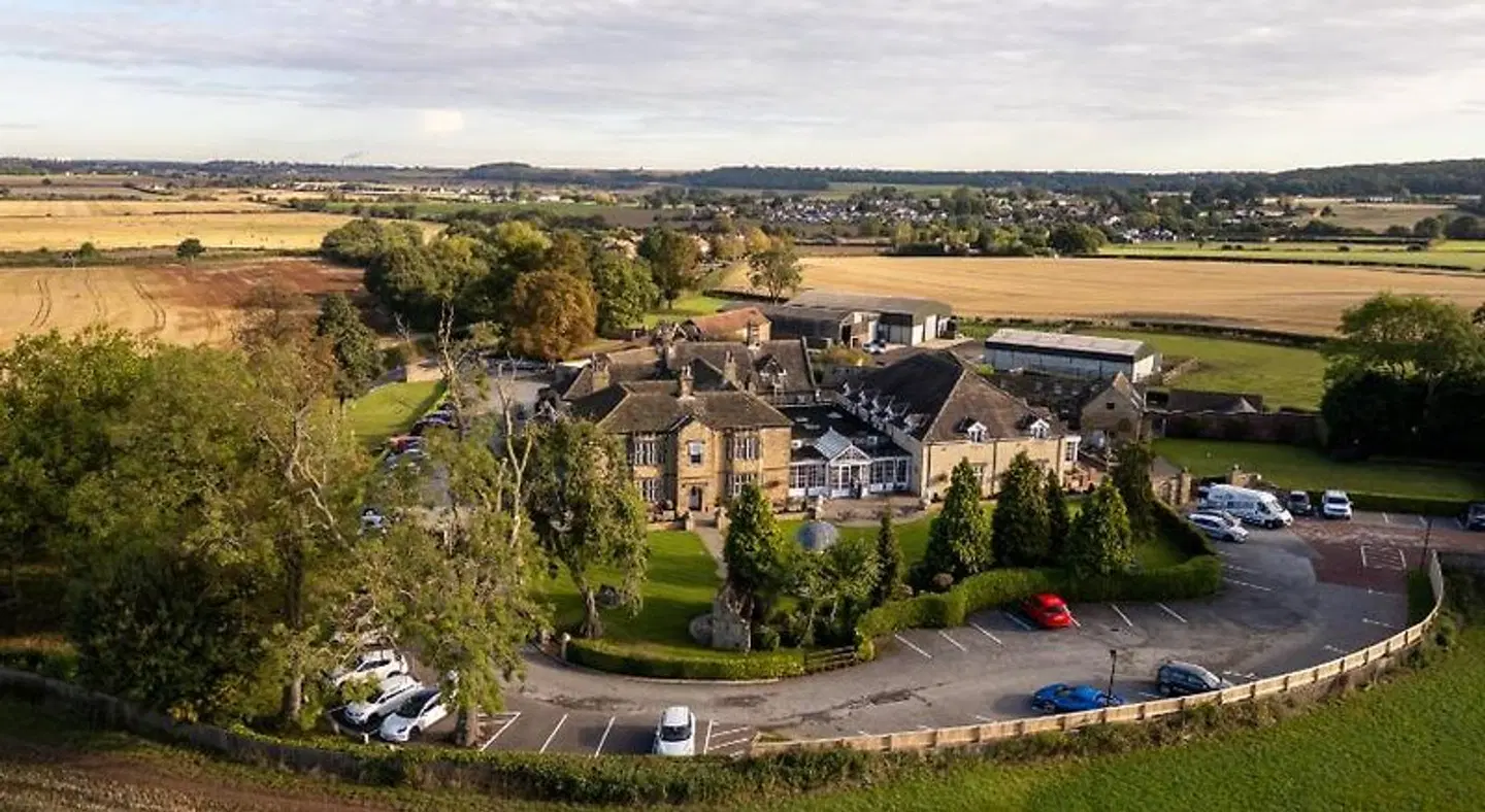 Rogerthorpe Manor Hotel EXTERIOR