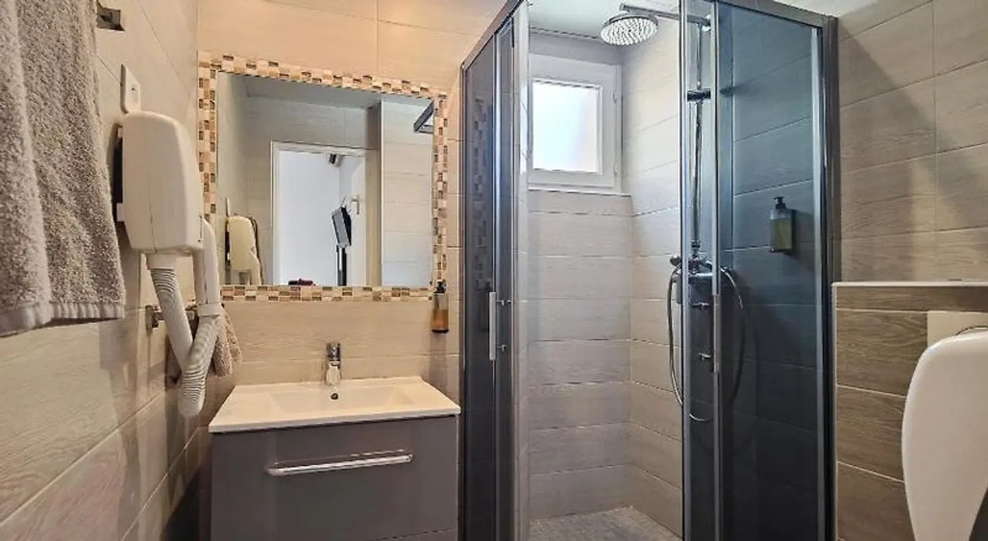 Helvétique Badezimmer
