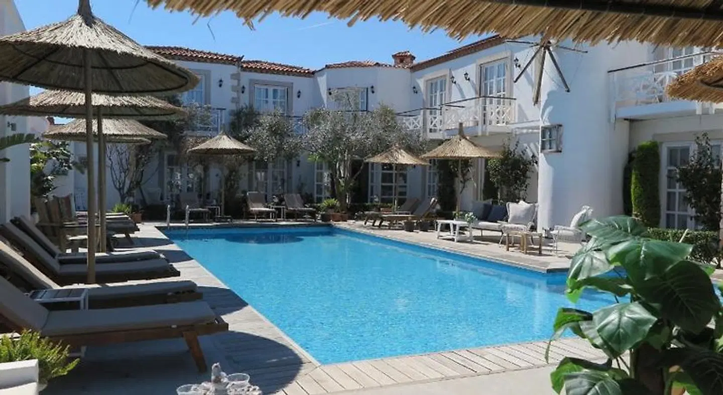 Bay C OUTDOOR_POOL