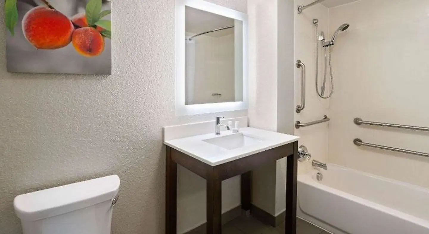 La Quinta Inn & Suites by Wyndham Atlanta Airport North Badezimmer