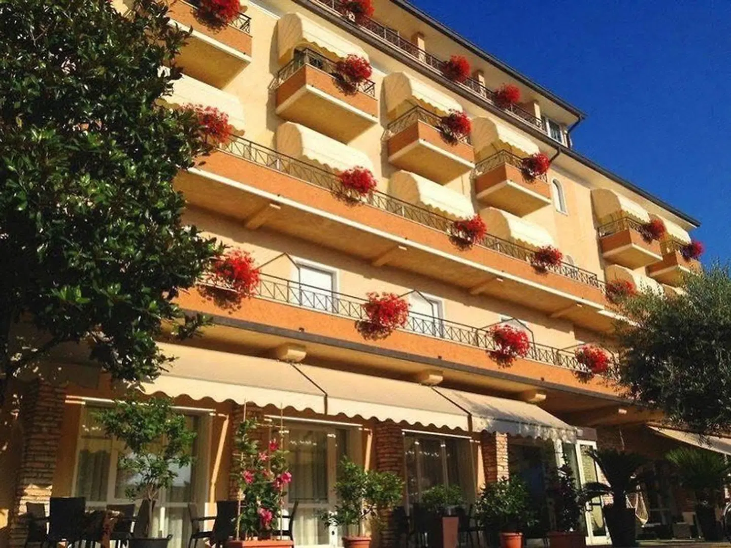 Pace EXTERIOR