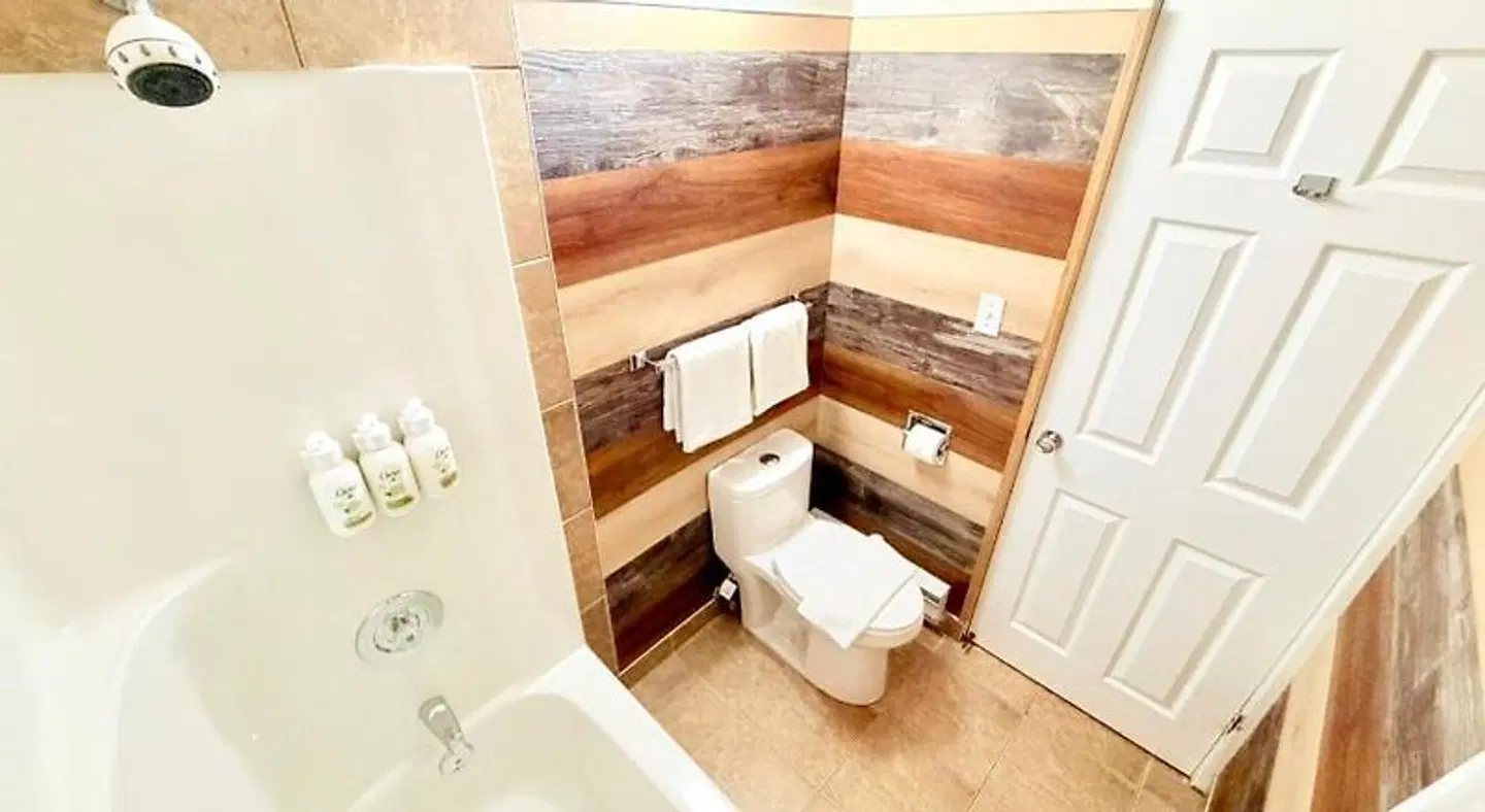Travelodge by Wyndham Golden Sportsman Lodge Badezimmer