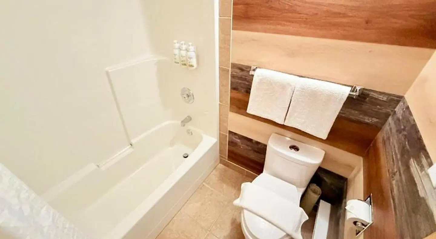 Travelodge by Wyndham Golden Sportsman Lodge Badezimmer