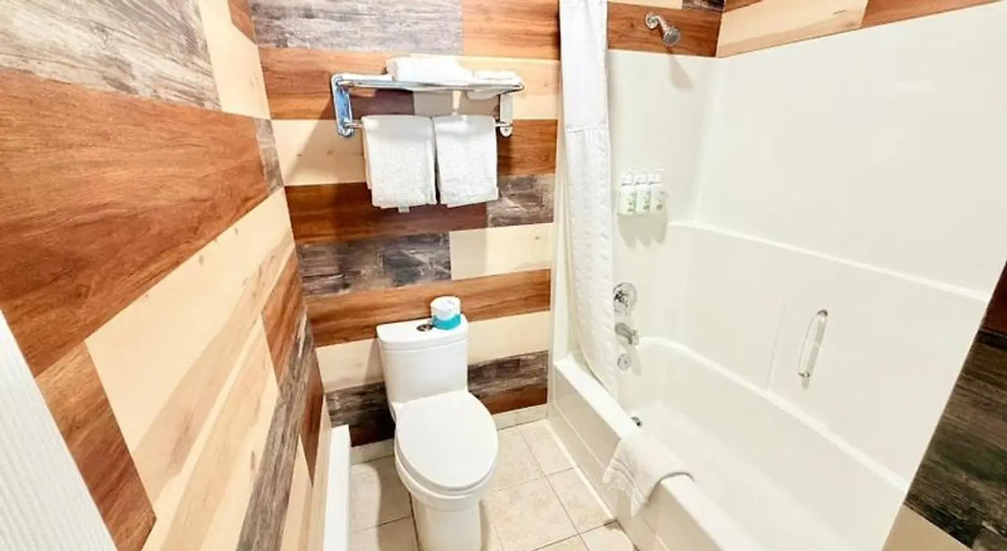 Travelodge by Wyndham Golden Sportsman Lodge Badezimmer