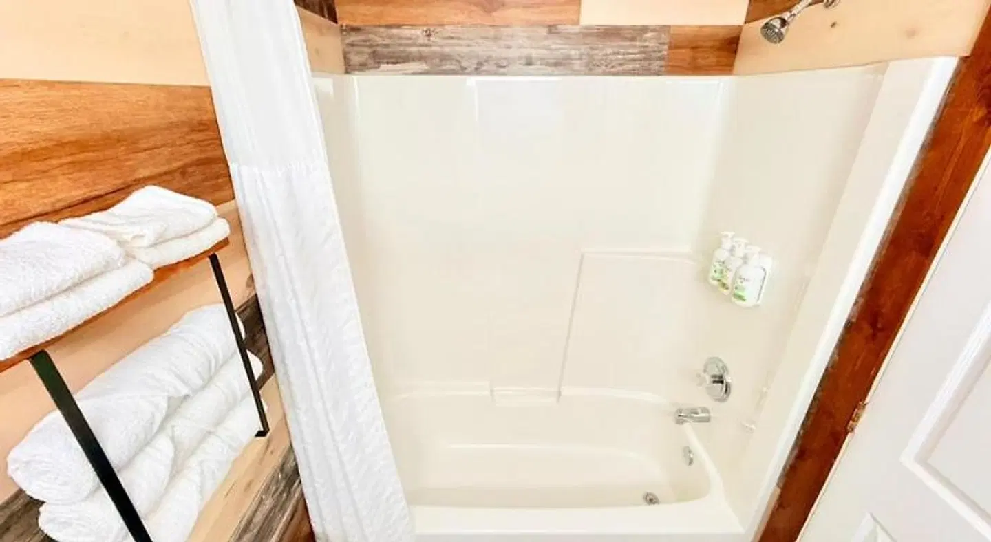 Travelodge by Wyndham Golden Sportsman Lodge Badezimmer