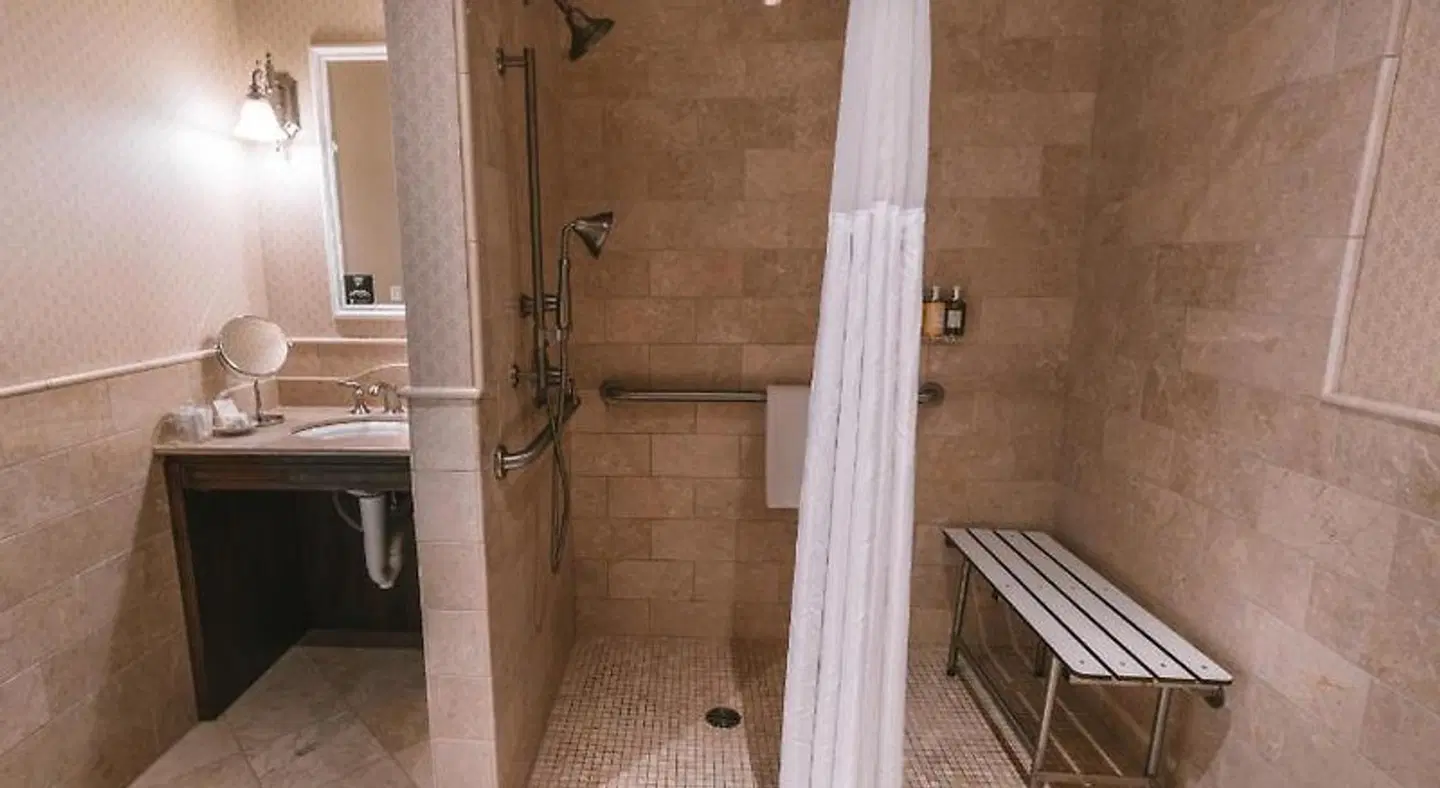 Madison Beach Hotel, Curio Collection by Hilton Badezimmer