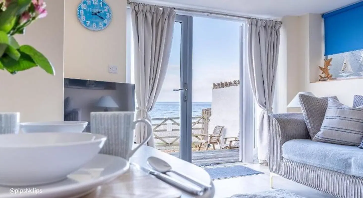 Superb Cintra Beachside Apartments Badezimmer