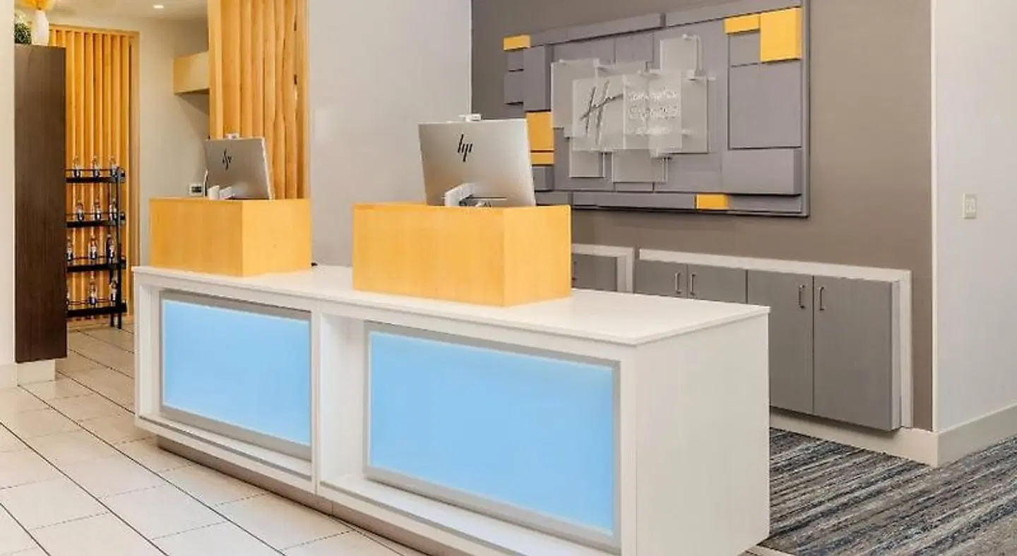 Holiday Inn Express & Suites Medford by IHG LOUNGE_LOBBY