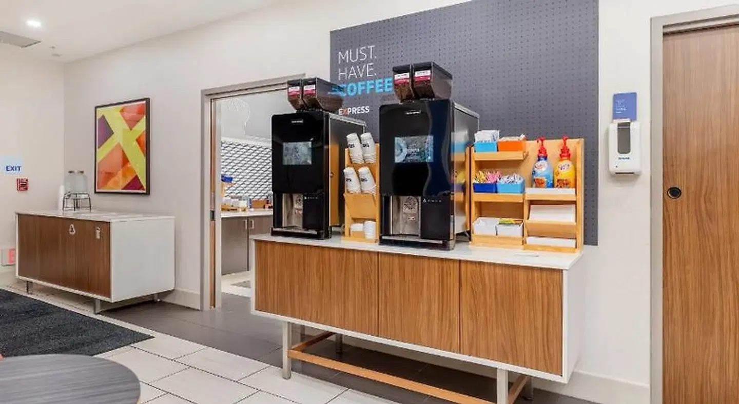 Holiday Inn Express & Suites Medford by IHG LOUNGE_LOBBY