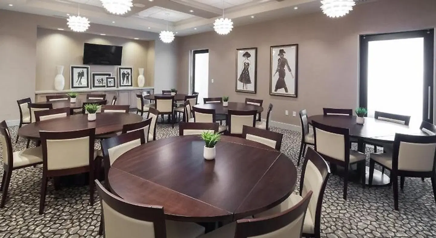 Holiday Inn & Suites Davenport by IHG Bar