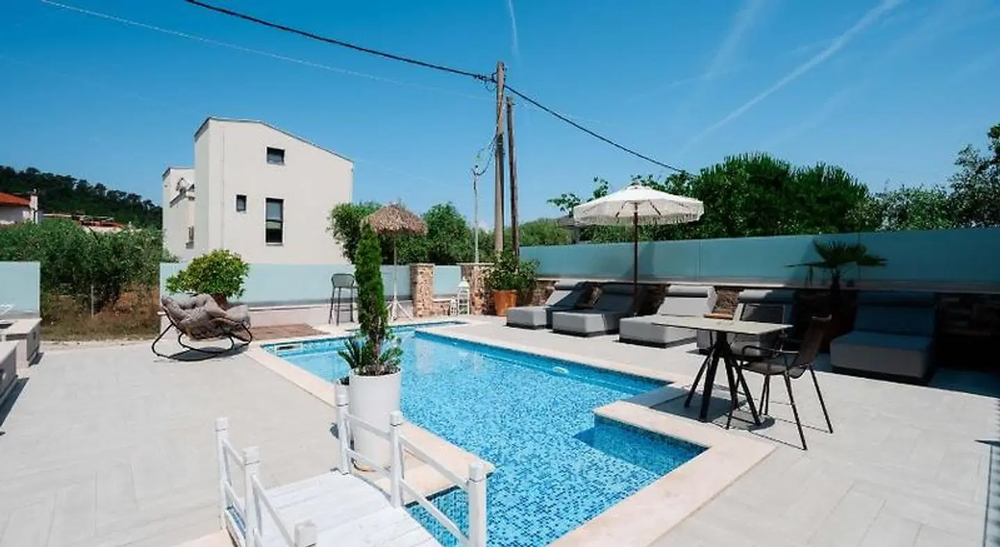 Metsikas Residence OUTDOOR_POOL