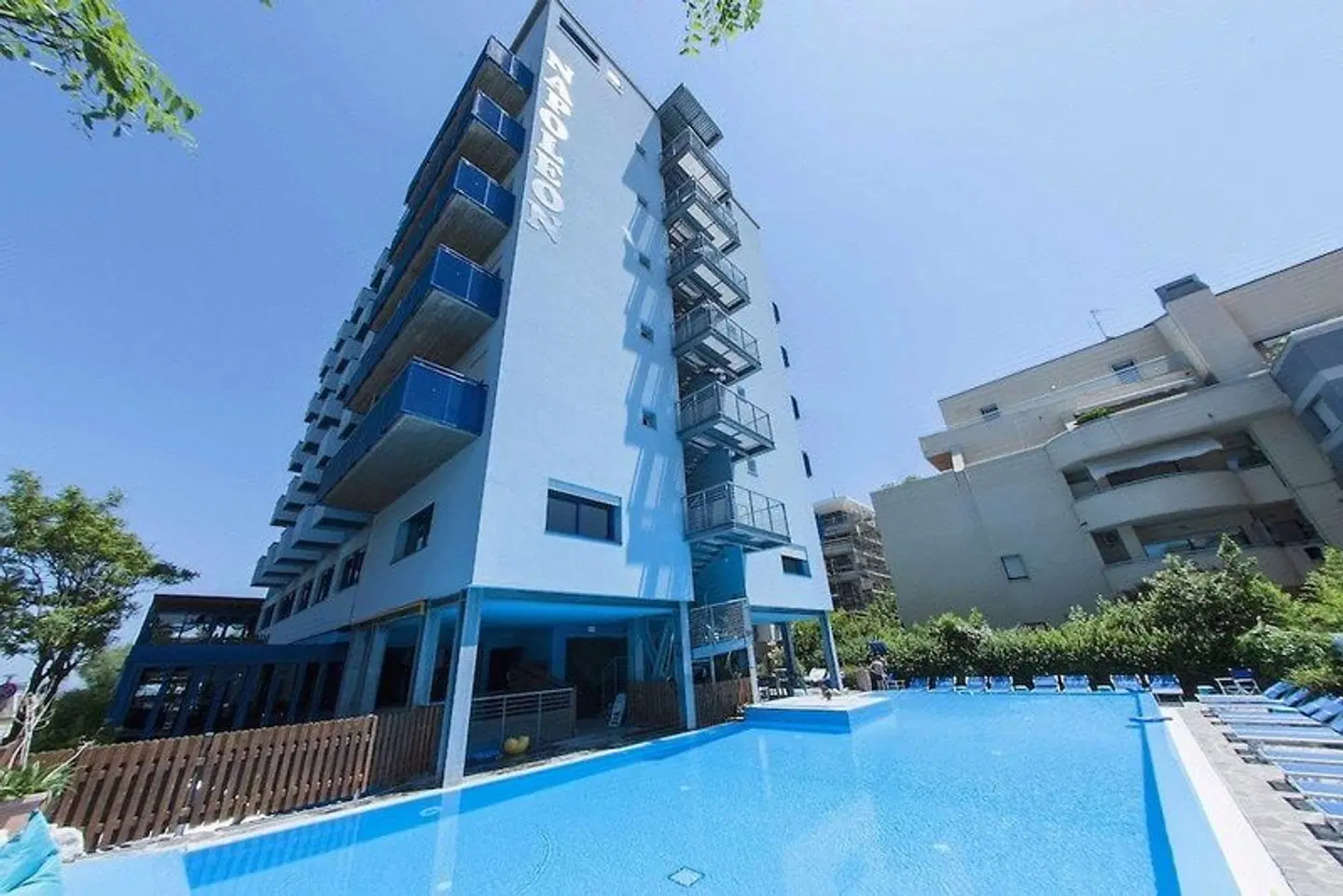 Napoleon OUTDOOR_POOL
