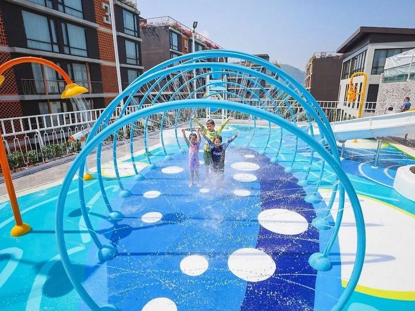 Balcony Courtyard Hotel & Serviced Apartment OUTDOOR_POOL