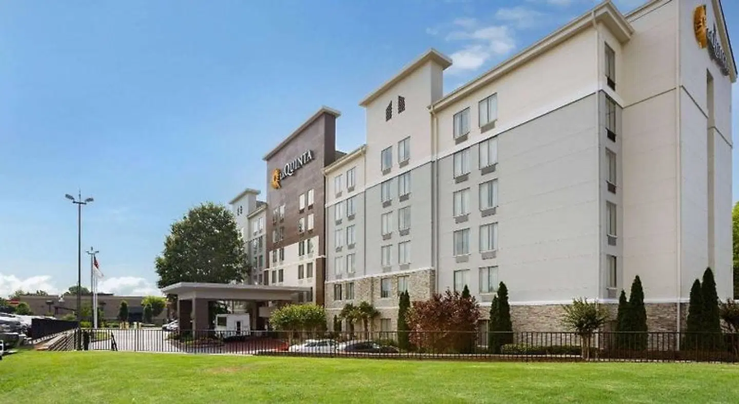 La Quinta Inn & Suites by Wyndham Atlanta Airport North EXTERIOR