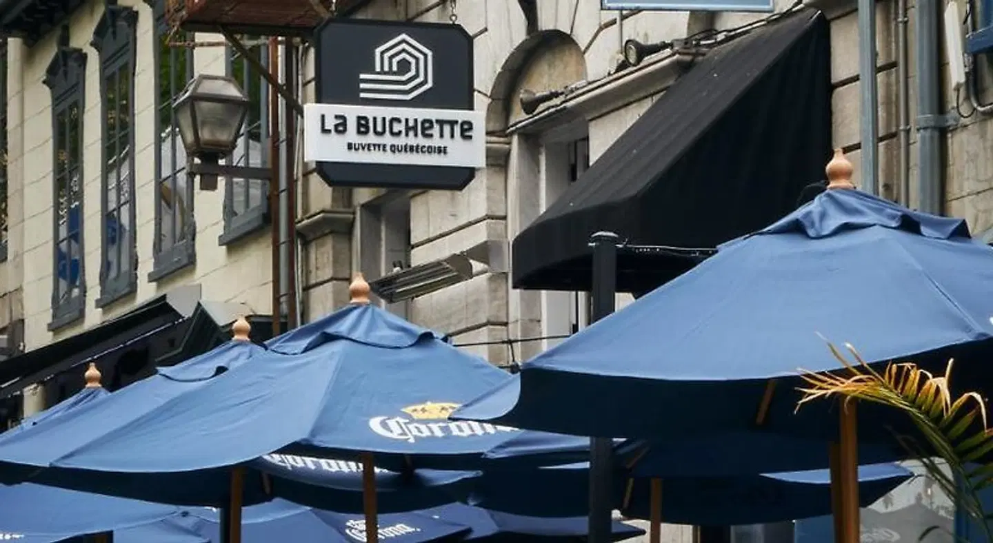 Auberge Place d'Armes Terrasse