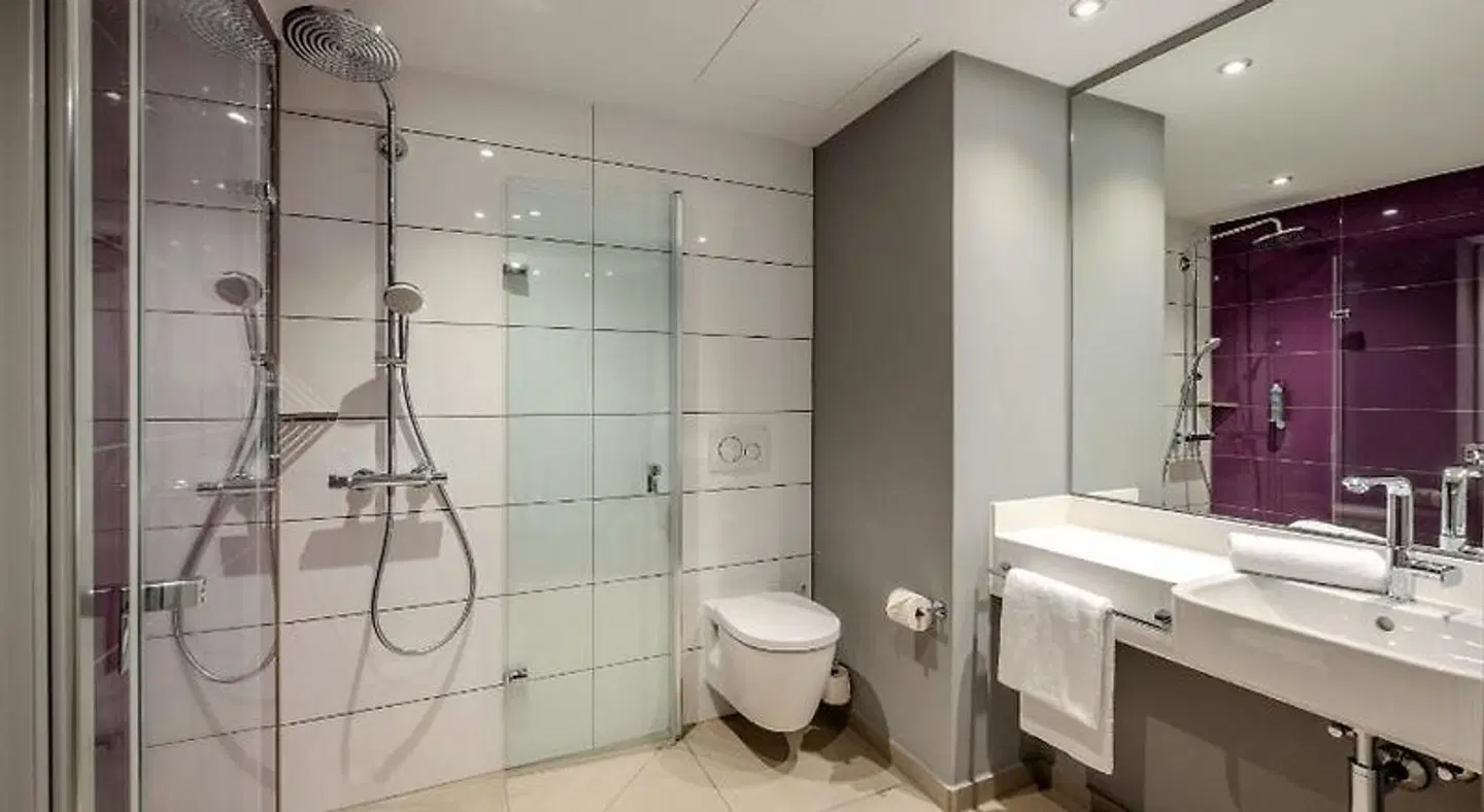 Premier Inn Heidelberg City Bahnstadt Hotel Badezimmer