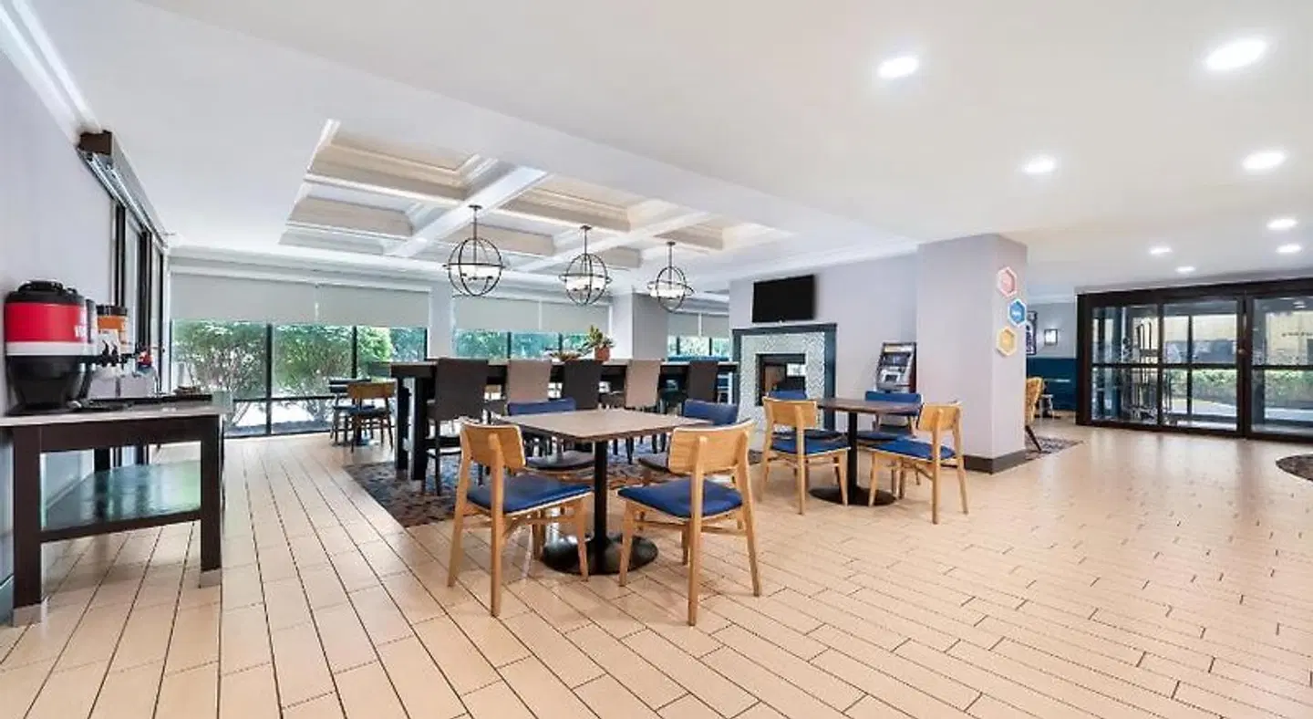 Hampton Inn Plymouth Meeting Bar