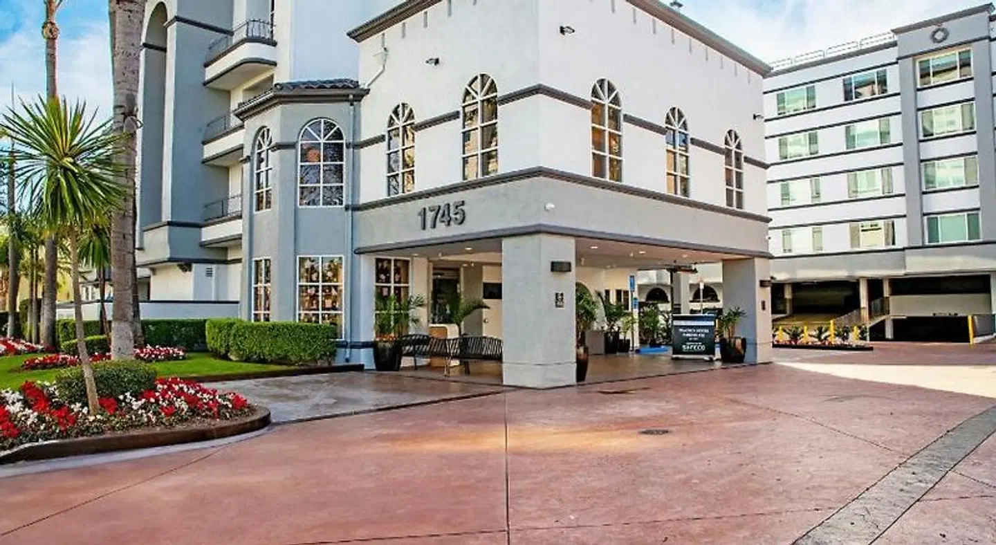 Peacock Suites EXTERIOR