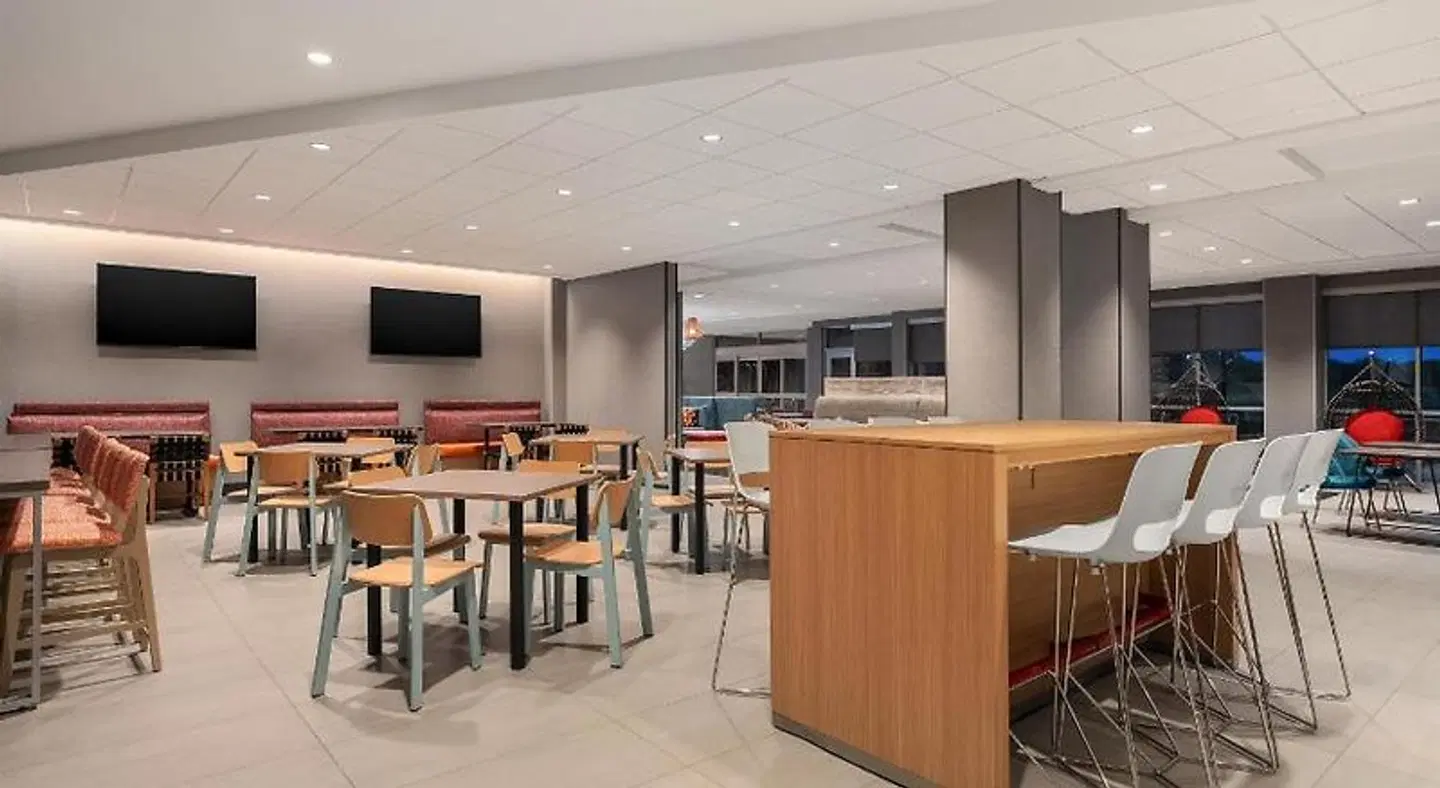 Tru By Hilton Burlington Bar