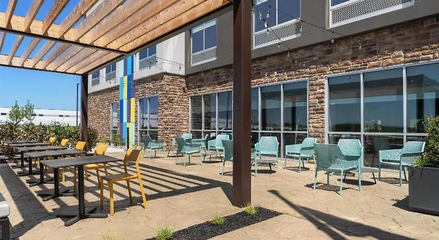 Home2 Suites By Hilton Burlington EXTERIOR