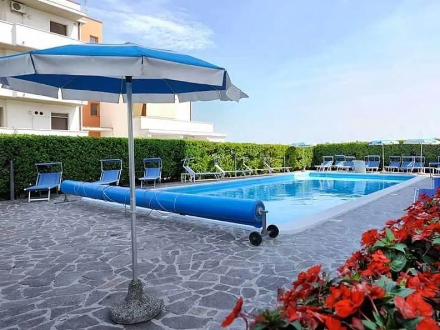 Hotel Life OUTDOOR_POOL