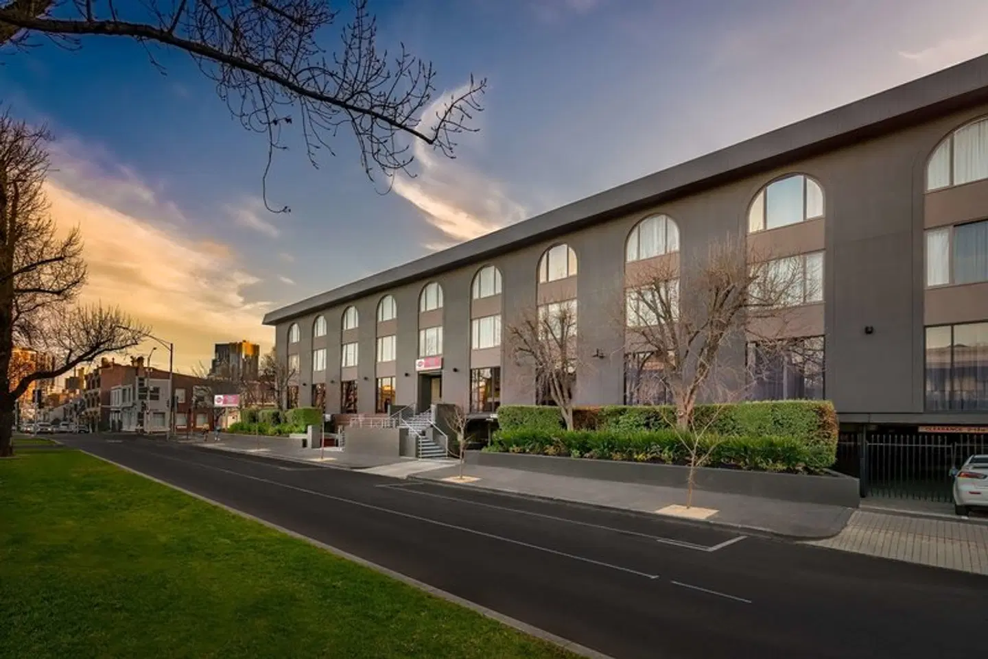 Best Western Plus Travel Inn Carlton EXTERIOR