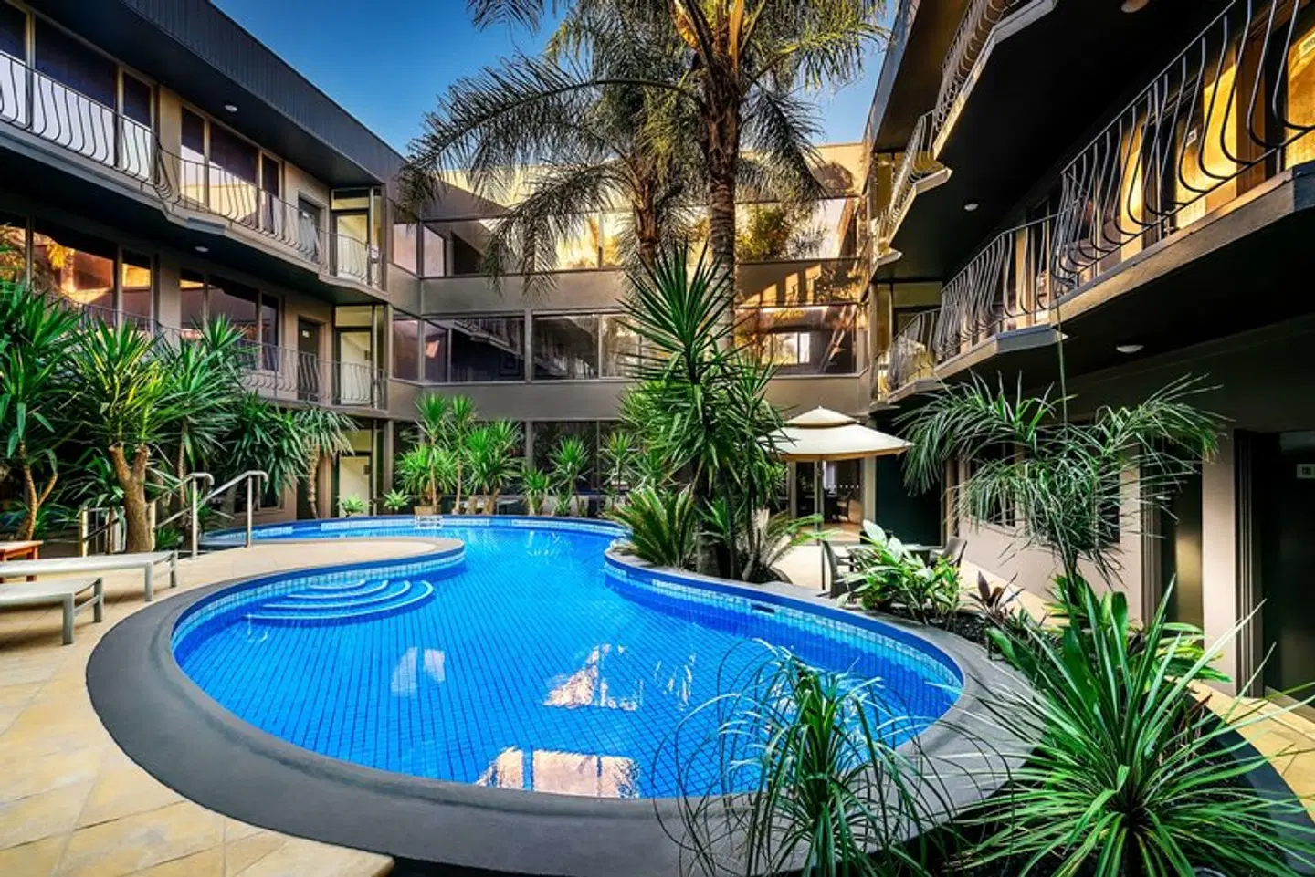 Best Western Plus Travel Inn Carlton EXTERIOR