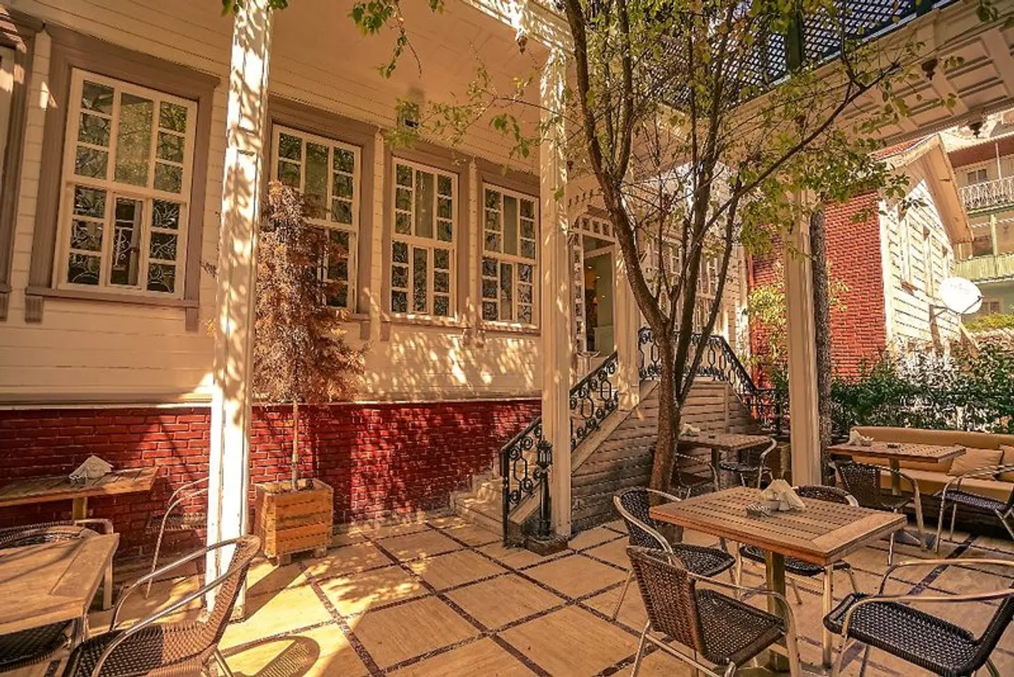Avicenna Hotel Terrasse