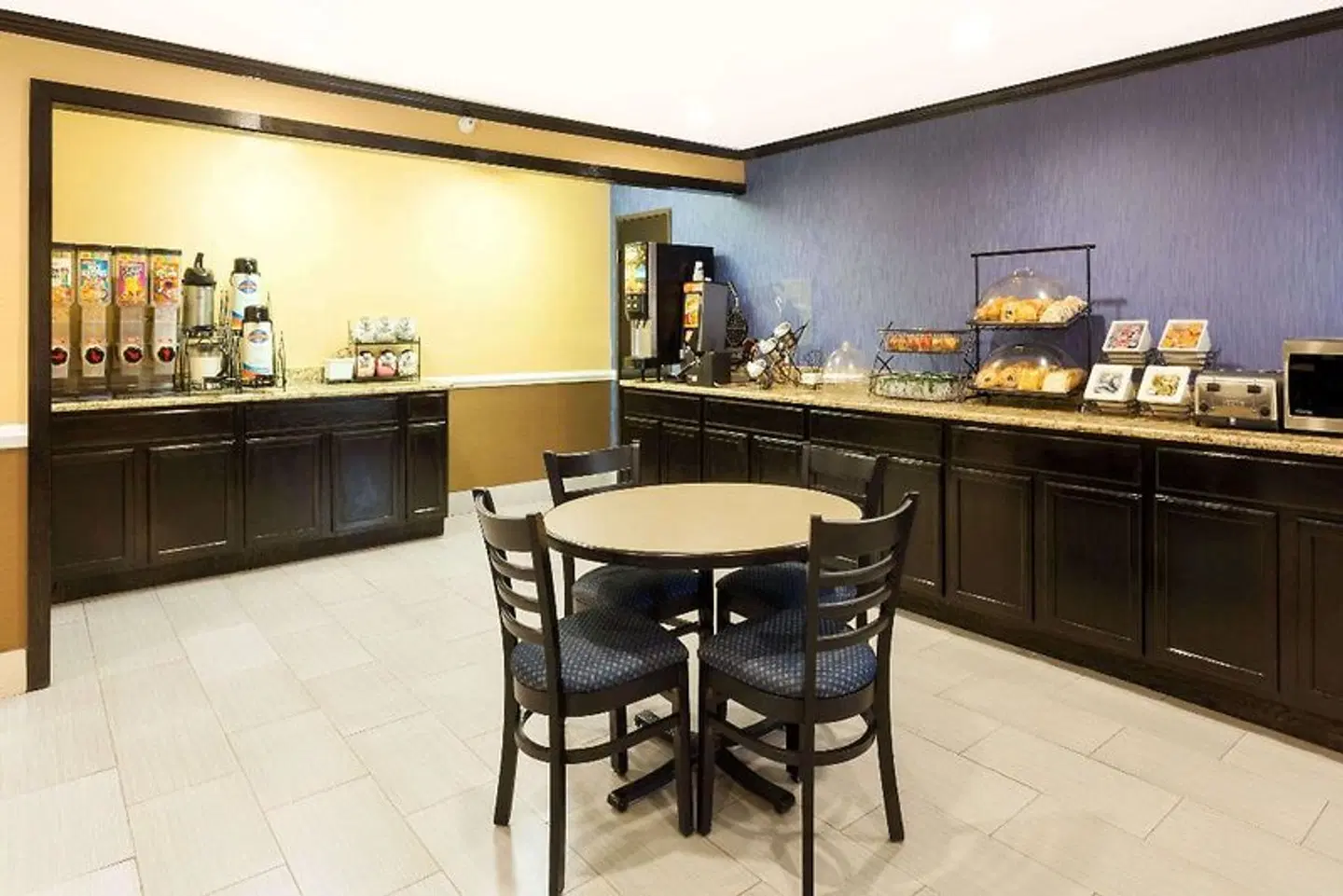 Baymont by Wyndham Memphis East Bar