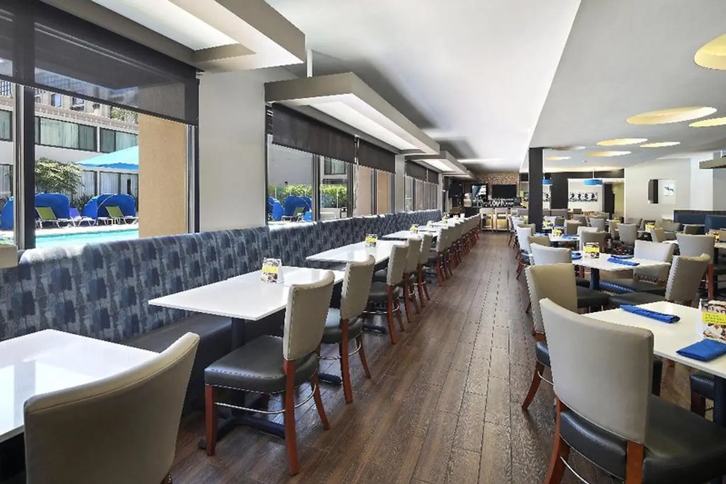 Holiday Inn & Suites Anaheim Bar