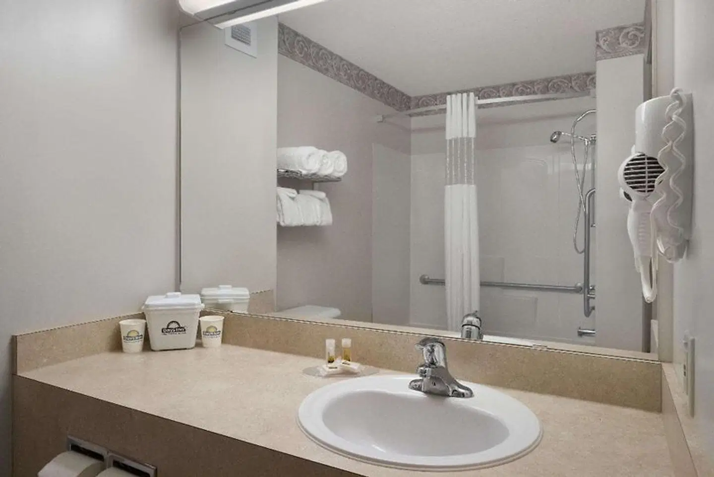 Days Inn by Wyndham Red Deer Badezimmer