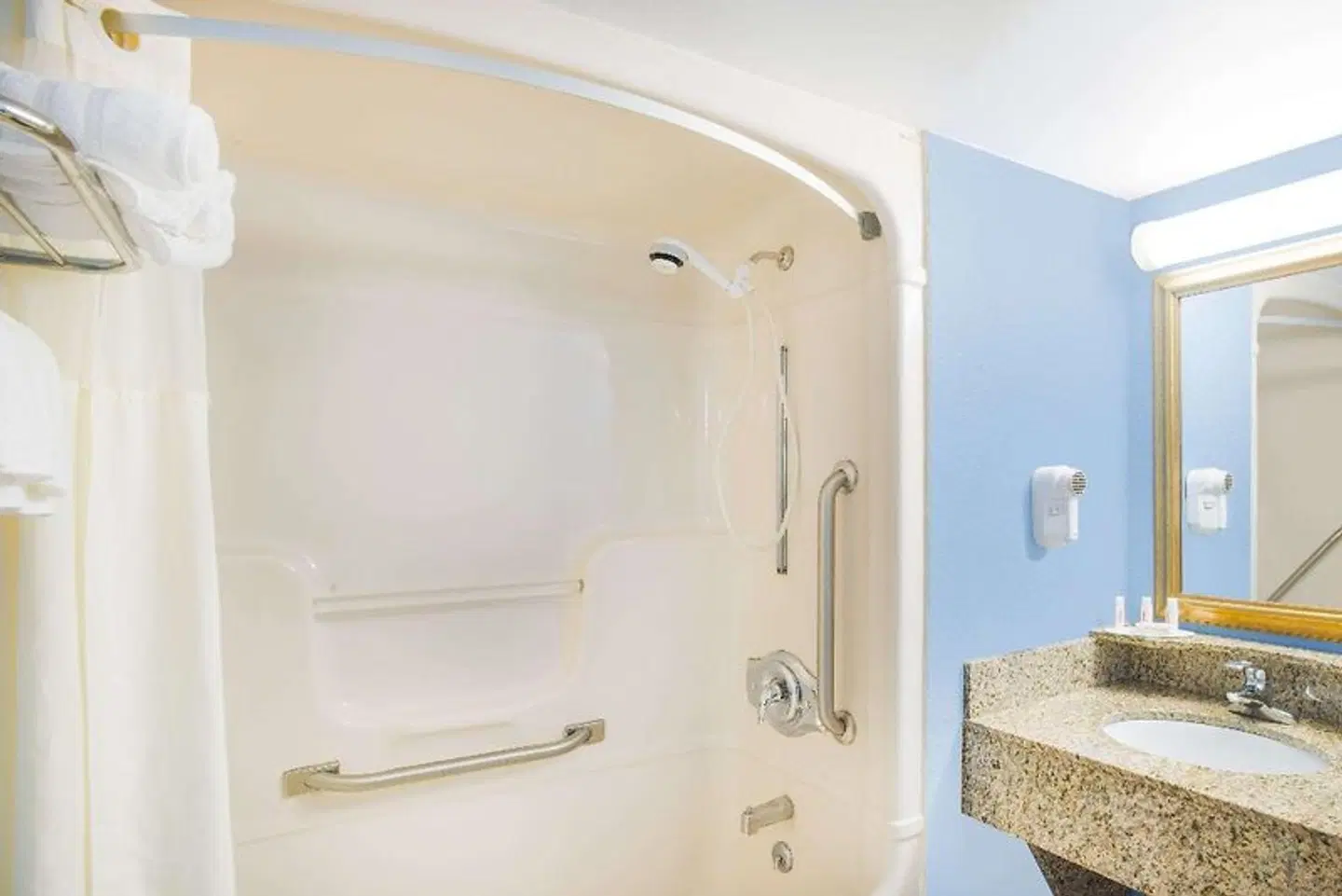 Days Inn by Wyndham New Haven Badezimmer